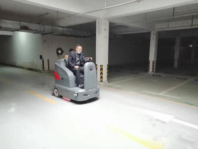 嘉兴小区物业保洁不用人力改用驾驶式洗地机了